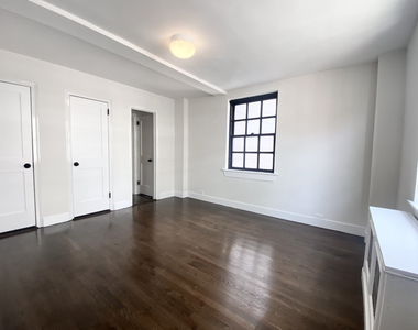 East 44th Street - Photo Thumbnail 9