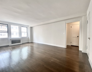 East 44th Street - Photo Thumbnail 5