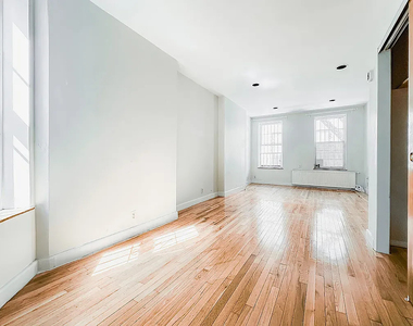 527 West 48th Street - Photo Thumbnail 2