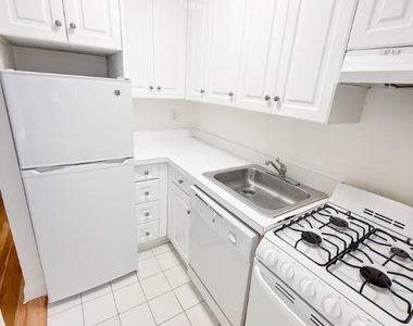 Astor Pl - Photo Thumbnail 2