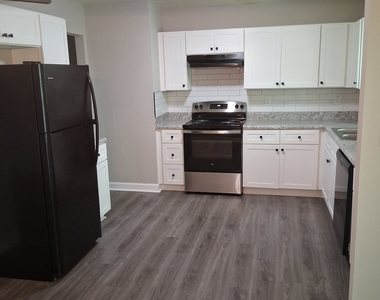 8229 Queens Drive - Photo Thumbnail 5