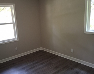 8229 Queens Drive - Photo Thumbnail 12