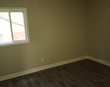 8229 Queens Drive - Photo Thumbnail 14