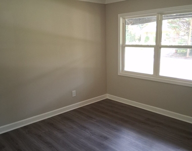 8229 Queens Drive - Photo Thumbnail 4