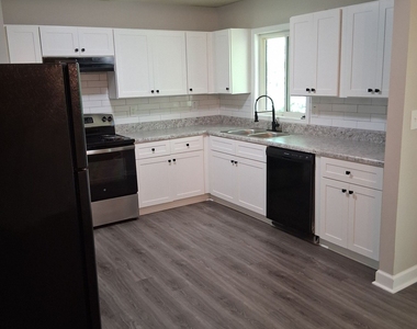 8229 Queens Drive - Photo Thumbnail 6