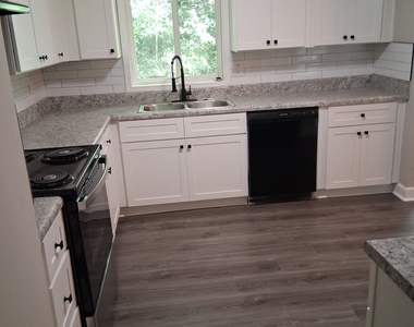 8229 Queens Drive - Photo Thumbnail 7