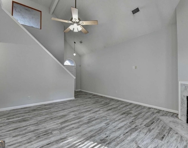1112 Ashbury Drive - Photo Thumbnail 9
