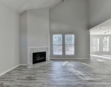 1112 Ashbury Drive - Photo Thumbnail 6