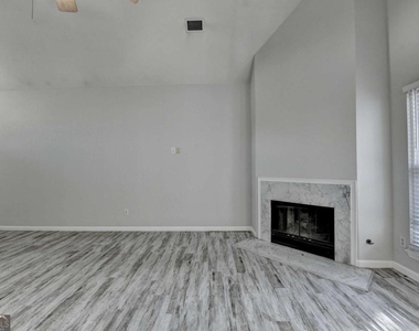 1112 Ashbury Drive - Photo Thumbnail 7