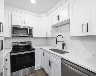 896 Oakland Drive - Photo Thumbnail 6