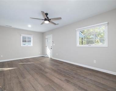 896 Oakland Drive - Photo Thumbnail 2