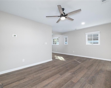 896 Oakland Drive - Photo Thumbnail 3
