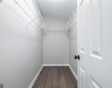 896 Oakland Drive - Photo Thumbnail 10