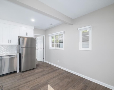 896 Oakland Drive - Photo Thumbnail 7