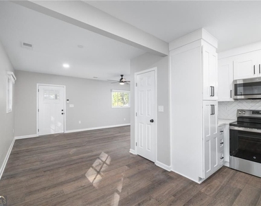 896 Oakland Drive - Photo Thumbnail 5