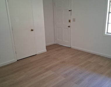 112 Burkshire Court - Photo Thumbnail 9