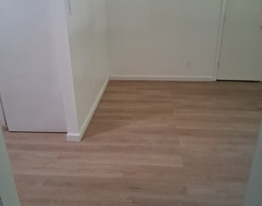 112 Burkshire Court - Photo Thumbnail 6