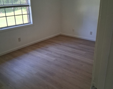 112 Burkshire Court - Photo Thumbnail 2
