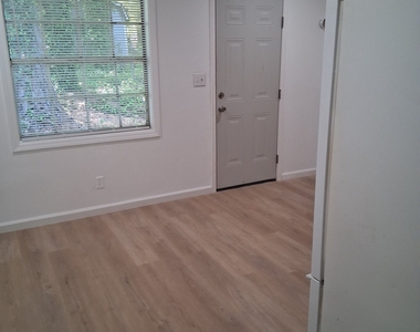 112 Burkshire Court - Photo Thumbnail 8
