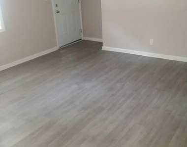 112 Burkshire Court - Photo Thumbnail 10