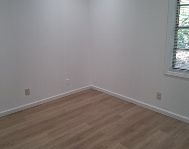 112 Burkshire Court - Photo Thumbnail 5
