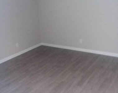 112 Burkshire Court - Photo Thumbnail 18