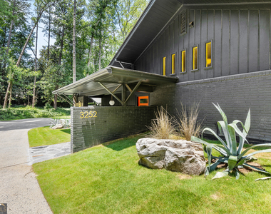 3252 W Roxboro Road Ne - Photo Thumbnail 1