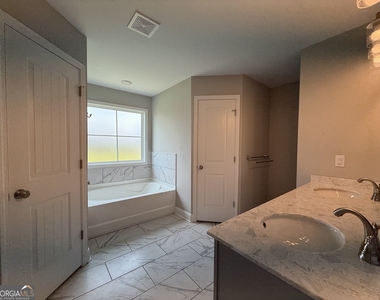 231 Creek Ridge Drive - Photo Thumbnail 11
