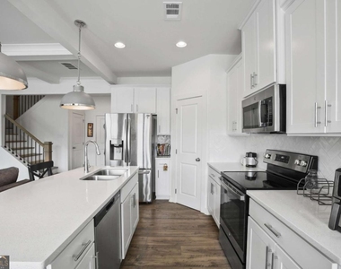 7637 Avalon Boulevard - Photo Thumbnail 4