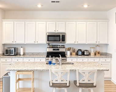 987 Evergreen Road - Photo Thumbnail 1