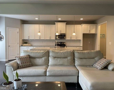 2415 Matlin Way - Photo Thumbnail 8
