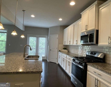 2415 Matlin Way - Photo Thumbnail 14