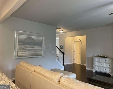 2415 Matlin Way - Photo Thumbnail 11