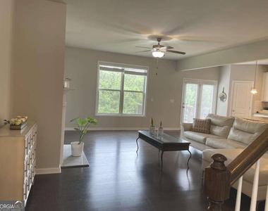 2415 Matlin Way - Photo Thumbnail 6