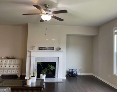 2415 Matlin Way - Photo Thumbnail 10