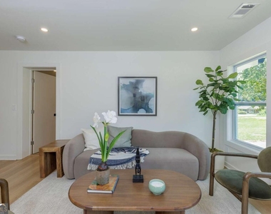 3026 Brook Drive - Photo Thumbnail 6