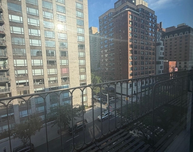 E 87th Street / York Avenue - Photo Thumbnail 6