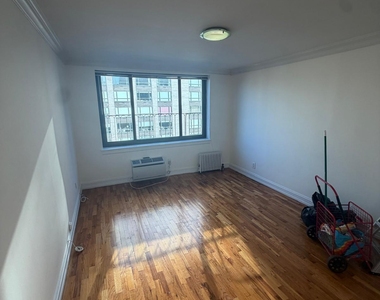 E 87th Street / York Avenue - Photo Thumbnail 2