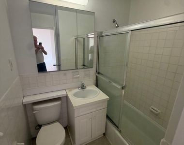 E 87th Street / York Avenue - Photo Thumbnail 1