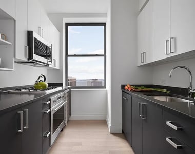 70 Pine Street - Photo Thumbnail 6