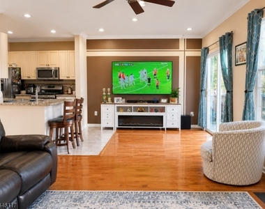 38 Gordon Cir - Photo Thumbnail 5
