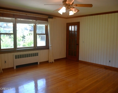 303 Deerfoot Lane - Photo Thumbnail 3