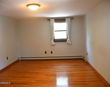 303 Deerfoot Lane - Photo Thumbnail 13