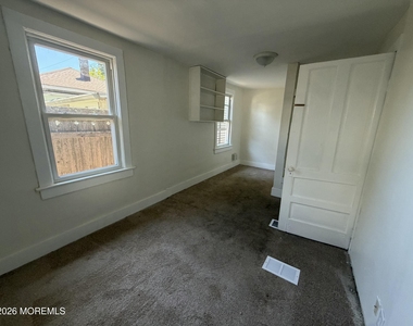 405 1/2 Brinley Avenue - Photo Thumbnail 7