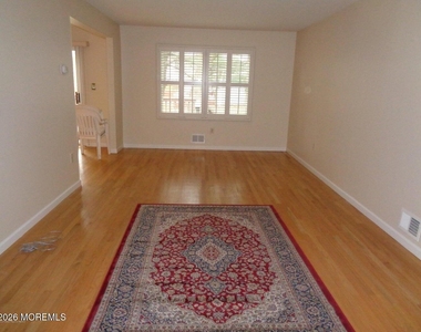 8 Eastborne Drive - Photo Thumbnail 2
