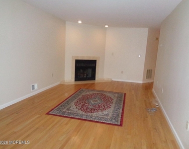 8 Eastborne Drive - Photo Thumbnail 3