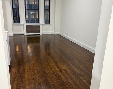 East 46 Street - Photo Thumbnail 2