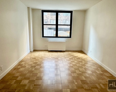 East 49 Street - Photo Thumbnail 10