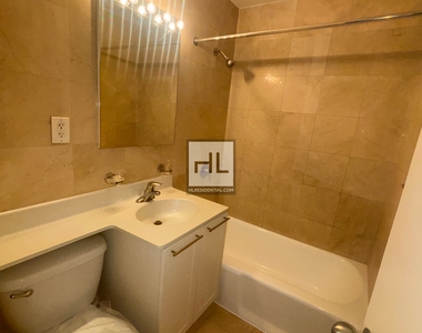 East 49 Street - Photo Thumbnail 6