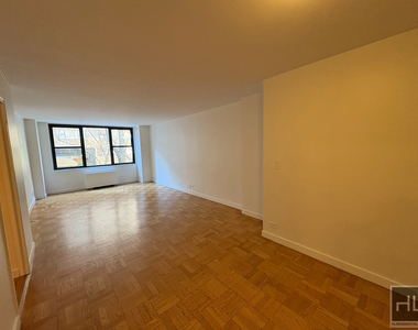 East 49 Street - Photo Thumbnail 12